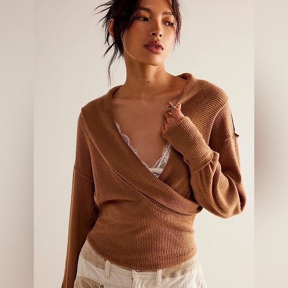 NEW Free People We The Free Hold Me
Close Pullover - Picture 1 of 12